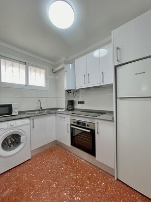 Réfrigérateur, micro-ondes, four, cafetière/bouilloire