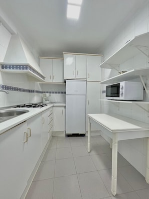 Fridge, microwave, oven, coffee/tea maker - TERRASOL ANTILLAS 13 (Torre del Mar)