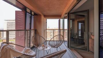 Grand penthouse, uitzicht op jachthaven | Balkon