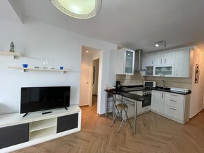 Kühlschrank, Mikrowelle, Ofen, Wasserkocher mit Kaffee-/Teezubehör