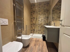 A modern bathroom with a toilet, bidet, and bathtub. - ARENA BOHEMIEN (Verona)