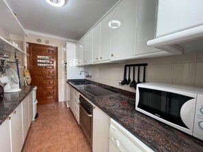 Kühlschrank, Mikrowelle, Ofen, Geschirrspüler