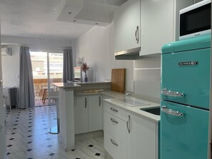 Kjøleskap, mikrobølgeovn, kaffetrakter/tekoker og vannkoker