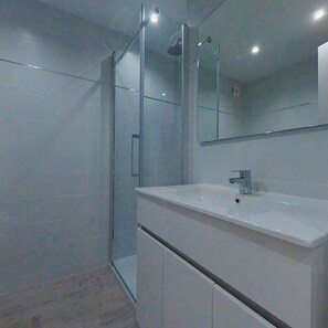 Douche, serviettes fournies