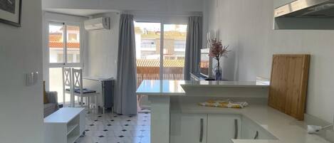 Geladeira, micro-ondas, cafeteira/chaleira, chaleira elétrica