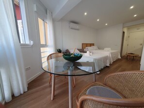 Iron/ironing board, bed sheets