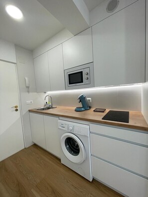 Réfrigérateur, micro-ondes, lave-vaisselle, cafetière/bouilloire