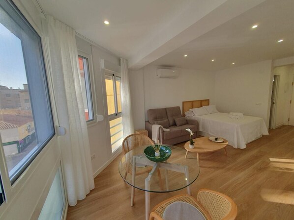 Iron/ironing board, bed sheets