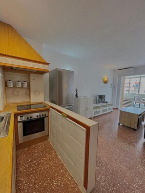 Refrigerador, horno, cafetera/tetera, tetera/pava eléctrica