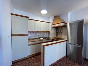Kylskåp, ugn, kaffe- och tebryggare och vattenkokare