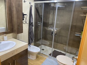 Shower, towels - TERRASOL TORRELITORAL 3 DORMITORIOS (Torre del Mar)