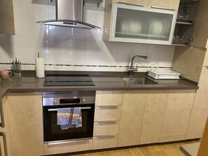 Kjøleskap, mikrobølgeovn, ovn og kaffetrakter/tekoker