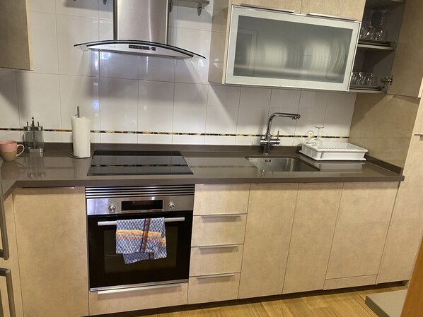 Kühlschrank, Mikrowelle, Ofen, Wasserkocher mit Kaffee-/Teezubehör