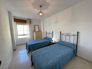 4 habitaciones, tabla de planchar con plancha y ropa de cama