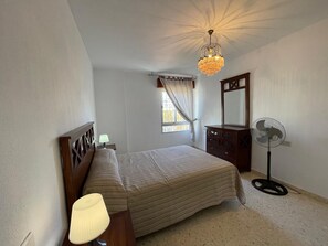 4 Schlafzimmer, Bügeleisen/Bügelbrett, Bettwäsche