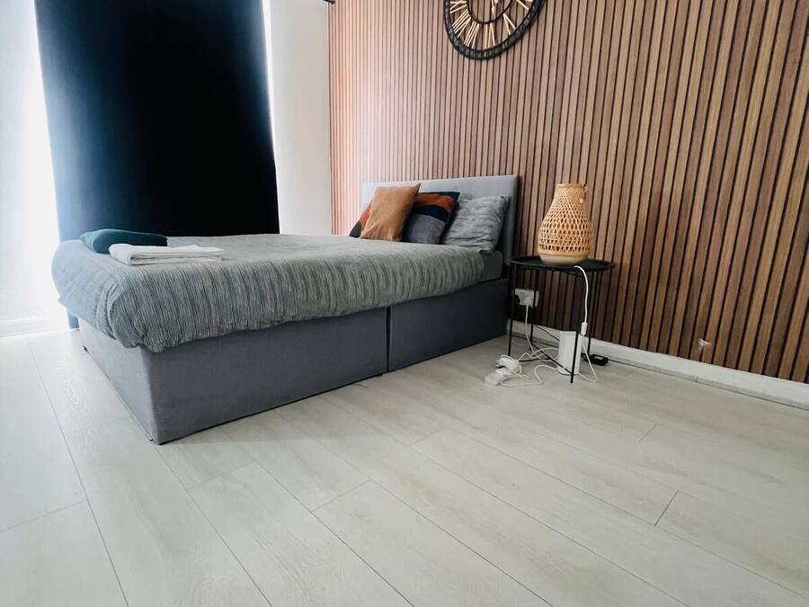 Caja de seguridad en la habitación y escritorio