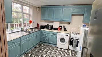 Full-size fridge, microwave, oven, dishwasher