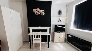 Habitación doble Confort | Caja de seguridad en la habitación y escritorio