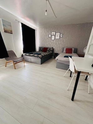 Quarto família, vista para o jardim | Cofres nos quartos, escrivaninha, espaço de trabalho para notebook