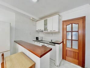 Kühlschrank, Mikrowelle, Ofen, Wasserkocher mit Kaffee-/Teezubehör