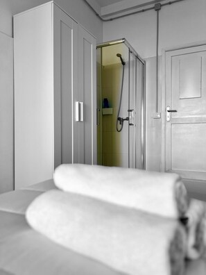 Standard Double Room, Beach View | Bathroom | Shower, soap, toilet paper - VV Boutique Las Eras Beach (Arico)
