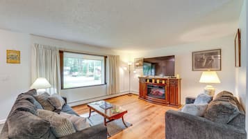 House (3 Bedrooms) | Living area