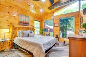 House (2 Bedrooms) | Interior - 3 Mi to Dollywood: Peaceful Cabin w/ Deck (Pigeon Forge)