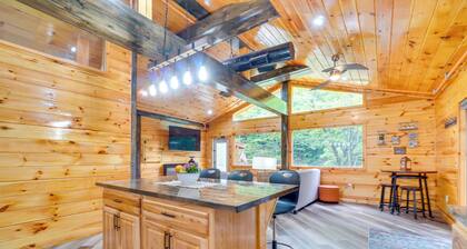 3 Mi to Dollywood: Peaceful Cabin w/ Deck