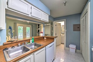 Apartment (0 Bedroom) | Interior - Walk to Padre Beach: Studio w/ Hot Tub Access (Corpus Christi)