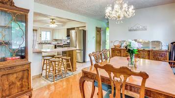 House (5 Bedrooms) | Interior