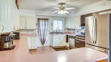 House (5 Bedrooms) | Interior