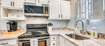 1 Mi to Mohegan Sun: Studio w/ Pool Access
