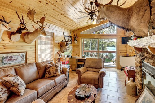 Lakefront Family Cabin w/ Views in Medford