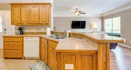 11 Mi to Dtwn Little Rock: Home w/ Large Deck!