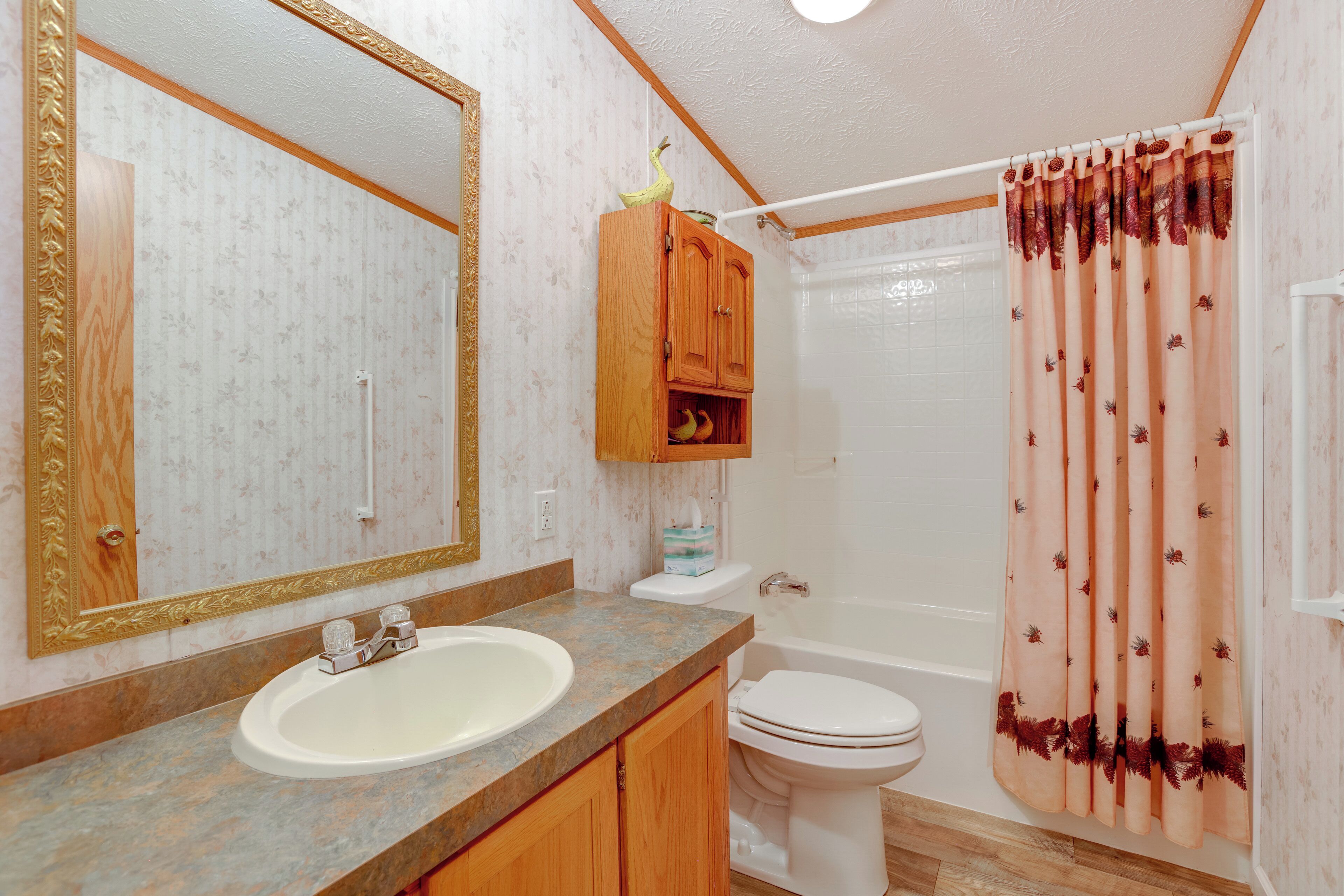 Une salle de bain avec un lavabo, des toilettes et une baignoire.