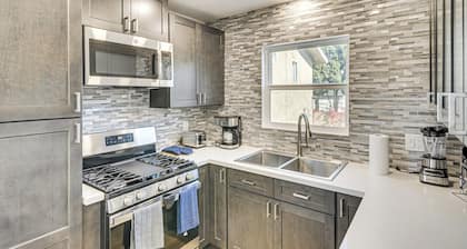 4 Mi to Sofi Stadium: Pet-friendly LA Area Home