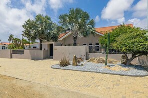 Exterior - Chic & Serene 4BR Retreat w/ Pool– 10 Min to Beaches! (Paradera)