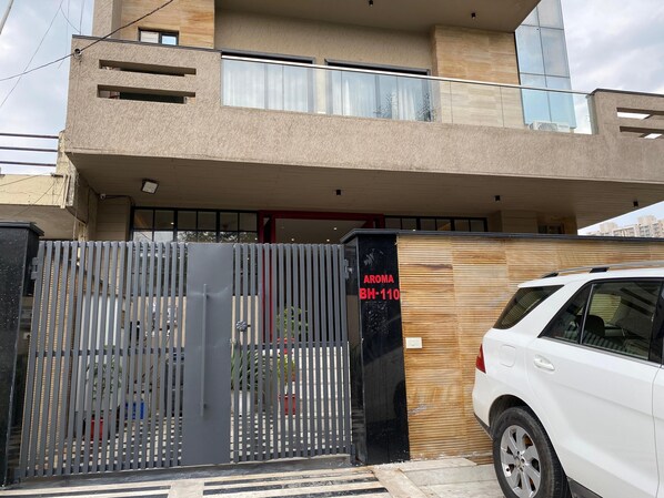 Exterior - Raahgir Suites (Noida)