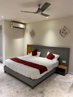 Reception - Raahgir Suites (Noida)