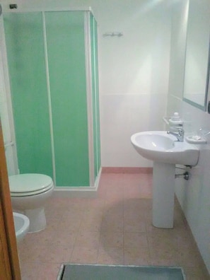 A bathroom with a toilet, a sink, and a shower enclosure. - Hotel Baia Mare Blu  (Isola di Capo Rizzuto)