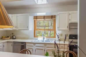 Kylskåp, mikrovågsugn, ugn och spishäll