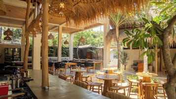 Spécialités Cuisine à base de sushi, vue sur la piscine