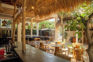 Sushi, vistas para a piscina 