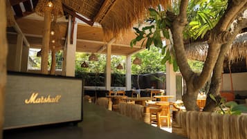 Quầy bar bên hồ bơi