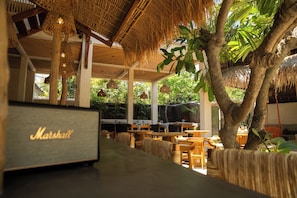 Bar junto a la piscina