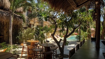 Quầy bar bên hồ bơi