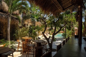 Bar junto a la piscina