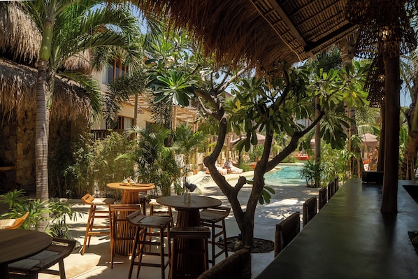 Bar junto a la piscina