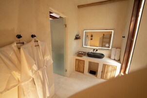 Suite Royal | Baño | Artículos de higiene personal ecológicos, secador de pelo y albornoces