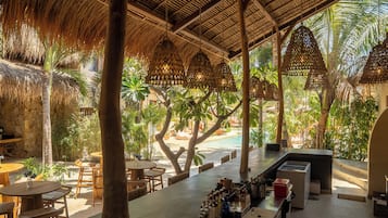 Bar à beira da piscina